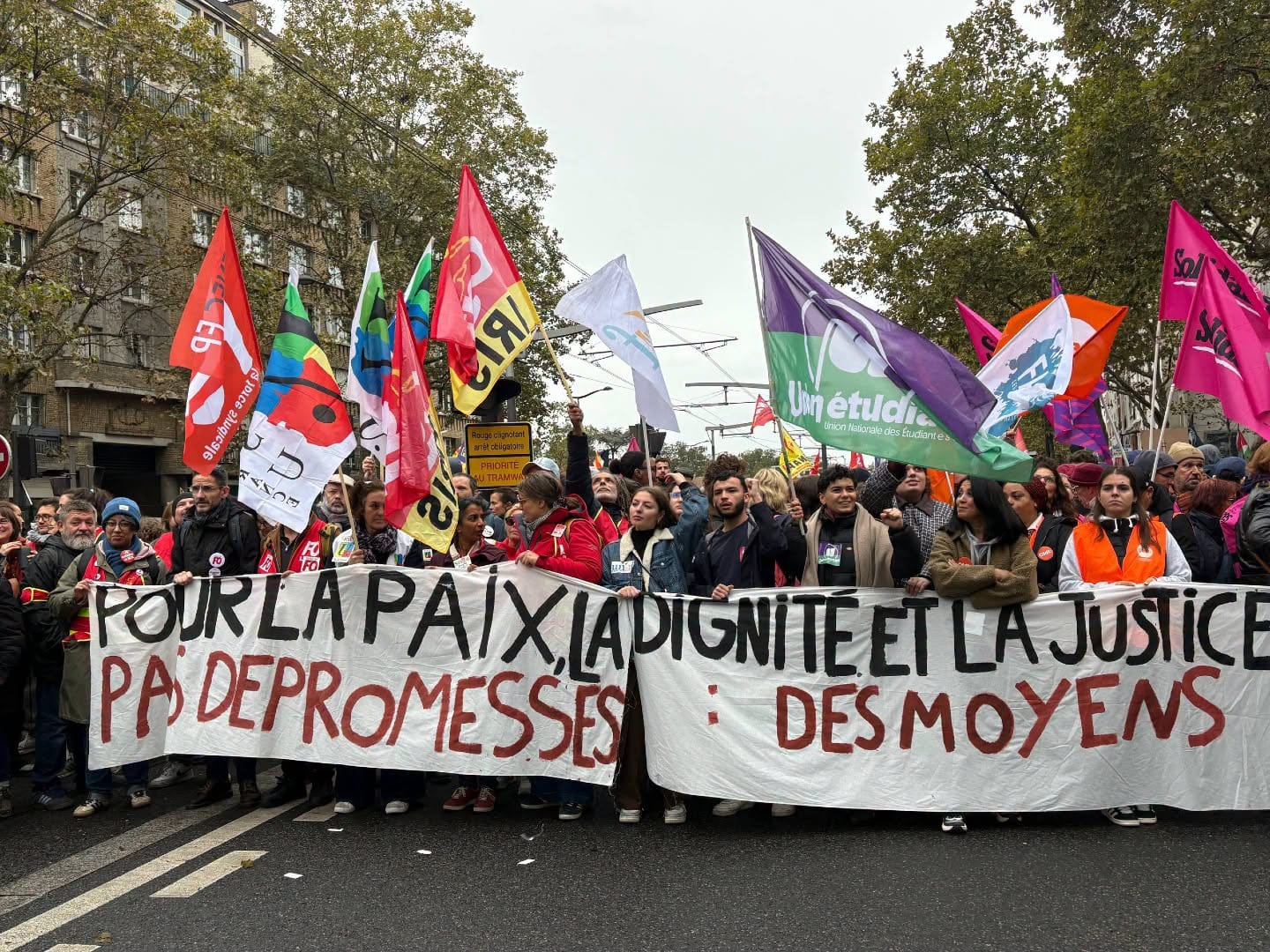 Milhares protestam contra congresso da extrema direita francesa em dia de mobilização nacional