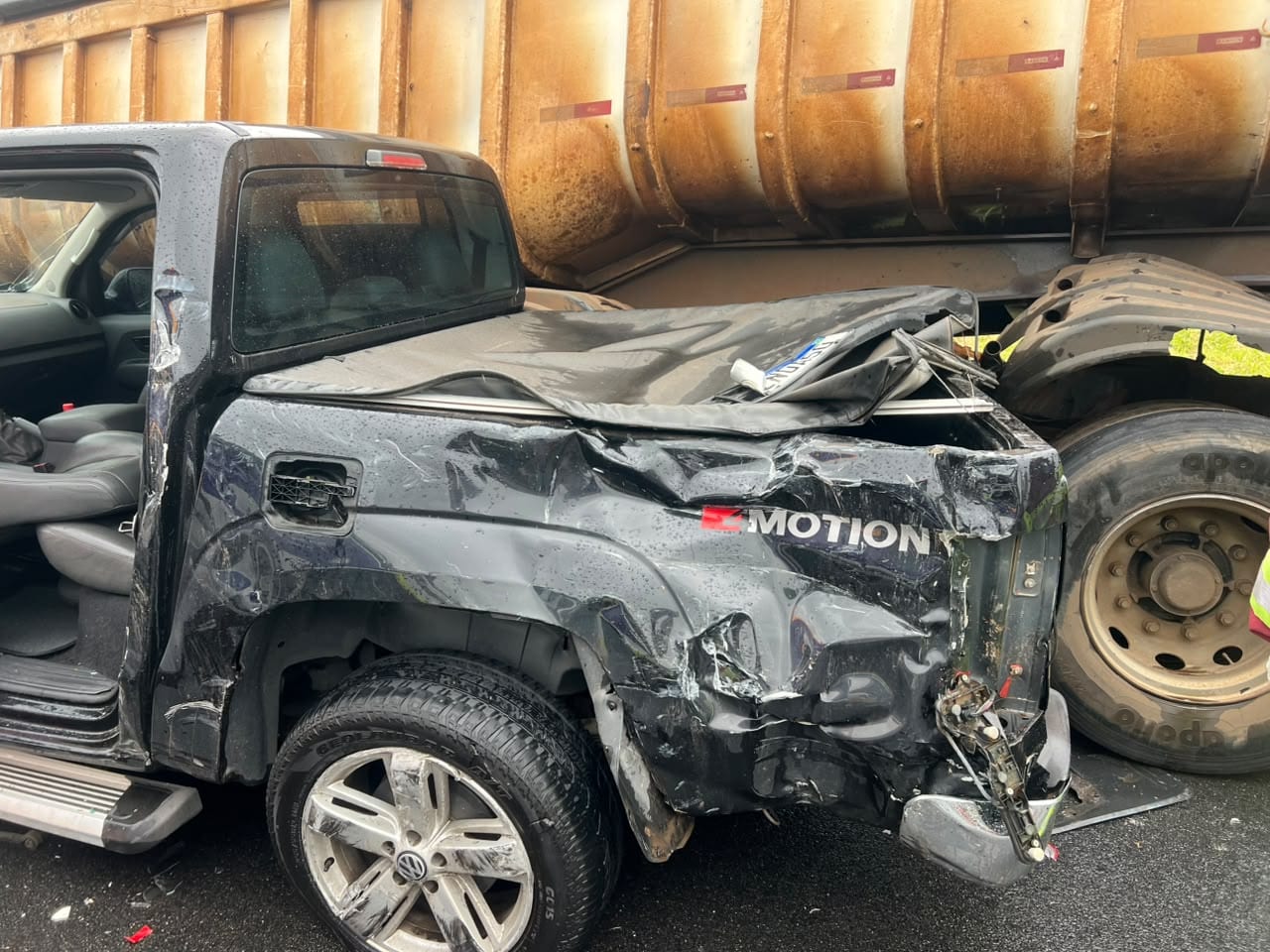 Acidente entre carretas e carros causa congestionamento na Anhanguera, em Sumaré