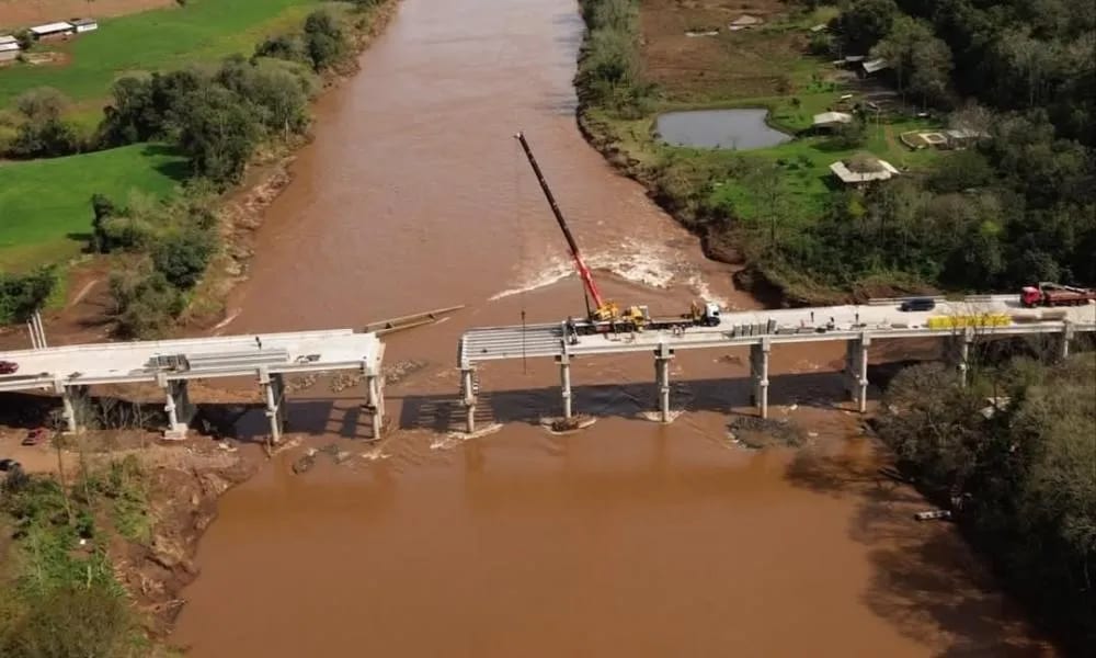 Dois últimos tabuleiros são montados na ponte sobre o Rio da Várzea