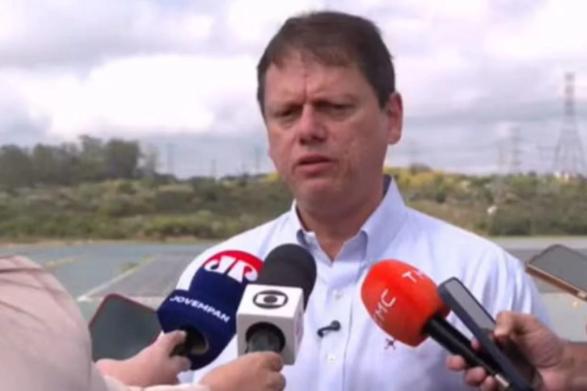 Tarcísio diz que estará ao lado de Flávio Bolsonaro na disputa presidencial