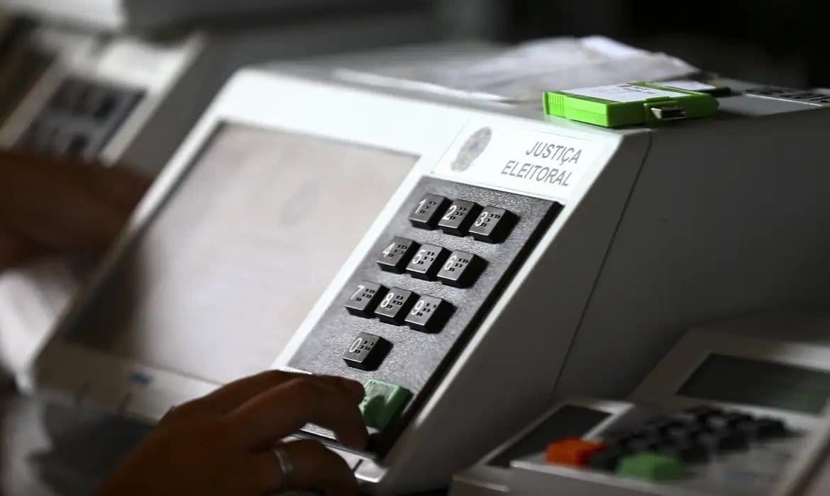 Número de seções alteradas sobe para 394 na véspera do 2º turno e impacta 123 mil eleitores no Brasil