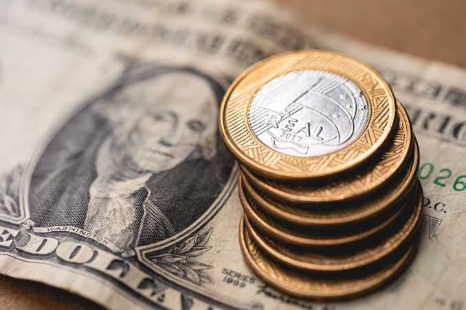 Dólar dispara e Bolsa perde força; inflação americana e cenário político pressionam os mercados