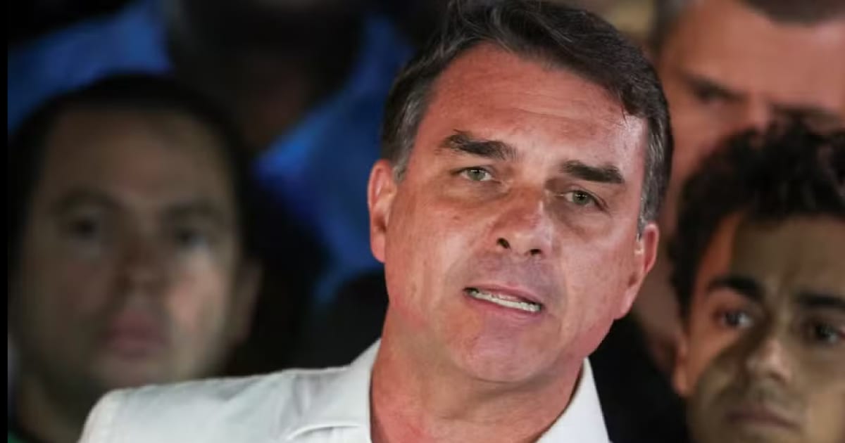 Flávio chega com mulher e filhas aos EUA