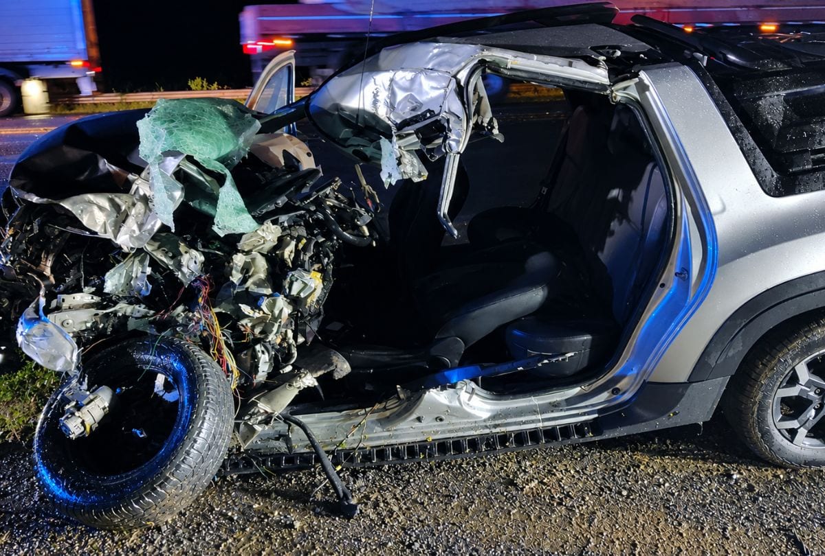 Motorista morre em grave acidente entre carro e caminhão na Grande Curitiba