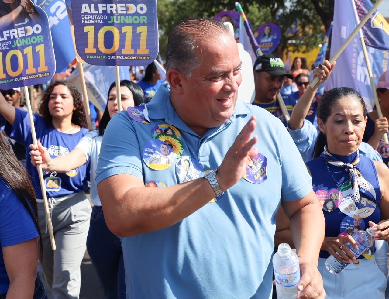 Eduardo Gomes participa de grande caminhada na avenida tocantins em taquaralto