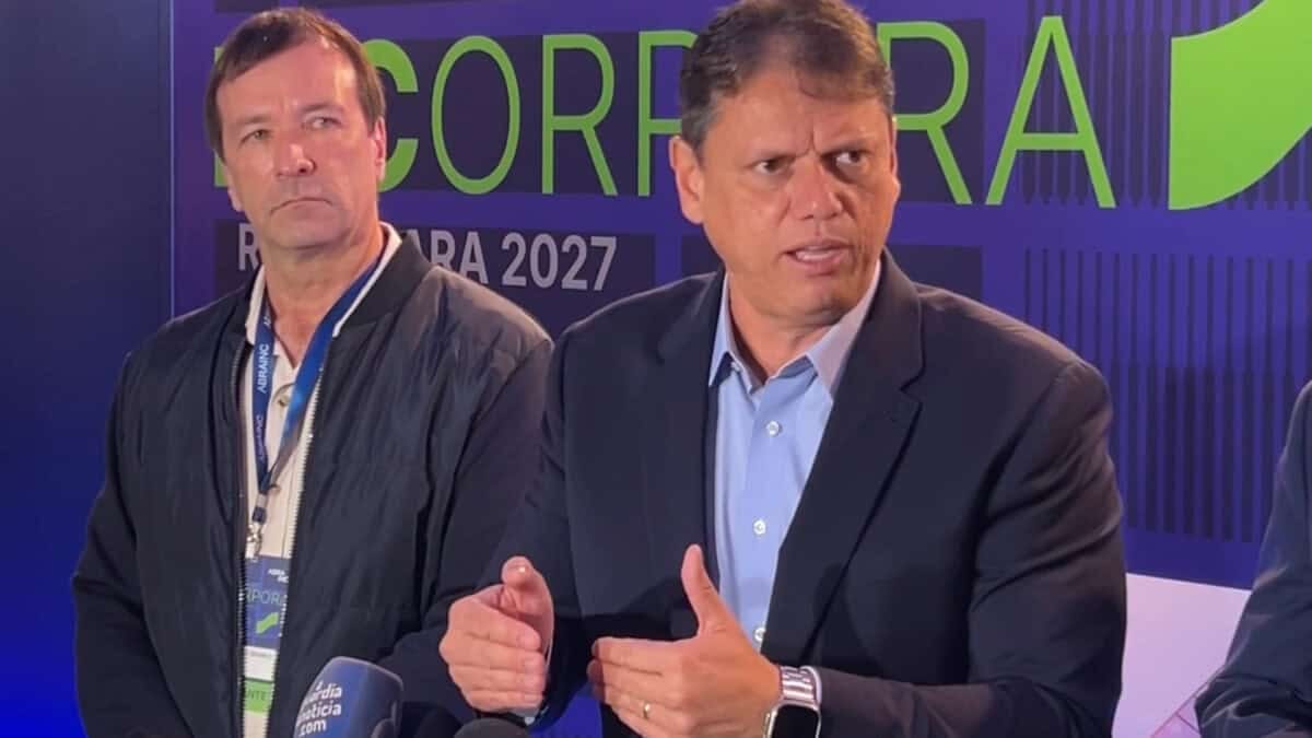 Tarcísio Endossa Eventuais Mudanças na Constituição sob Flávio e Compara Governo Lula a Titanic
