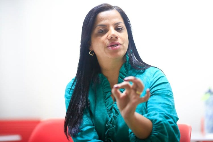 APÓS PROTESTOS E COBRANÇAS, SIMONE RIBEIRO PROMETE QUITAR FOLHA SALARIAL NA PRÓXIMA SEMANA