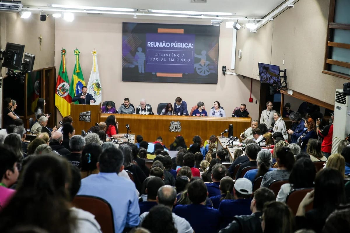 Com vaias e plenário lotado, reunião debate crise financeira na área assistencial de Caxias do Sul