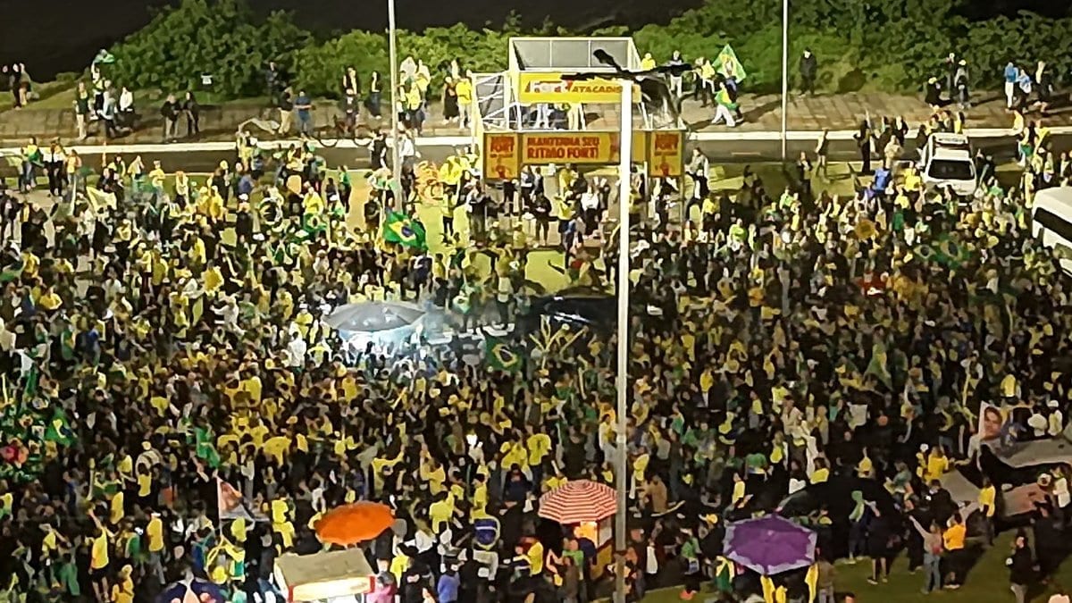 Ato pró‑Flávio Bolsonaro reúne grande público em Florianópolis a 3 dias do 2º turno
