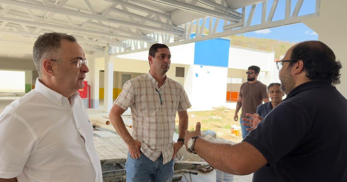 Zeca vistoria creche em Petrópolis e escola com 90% pronta em Caraíbas
