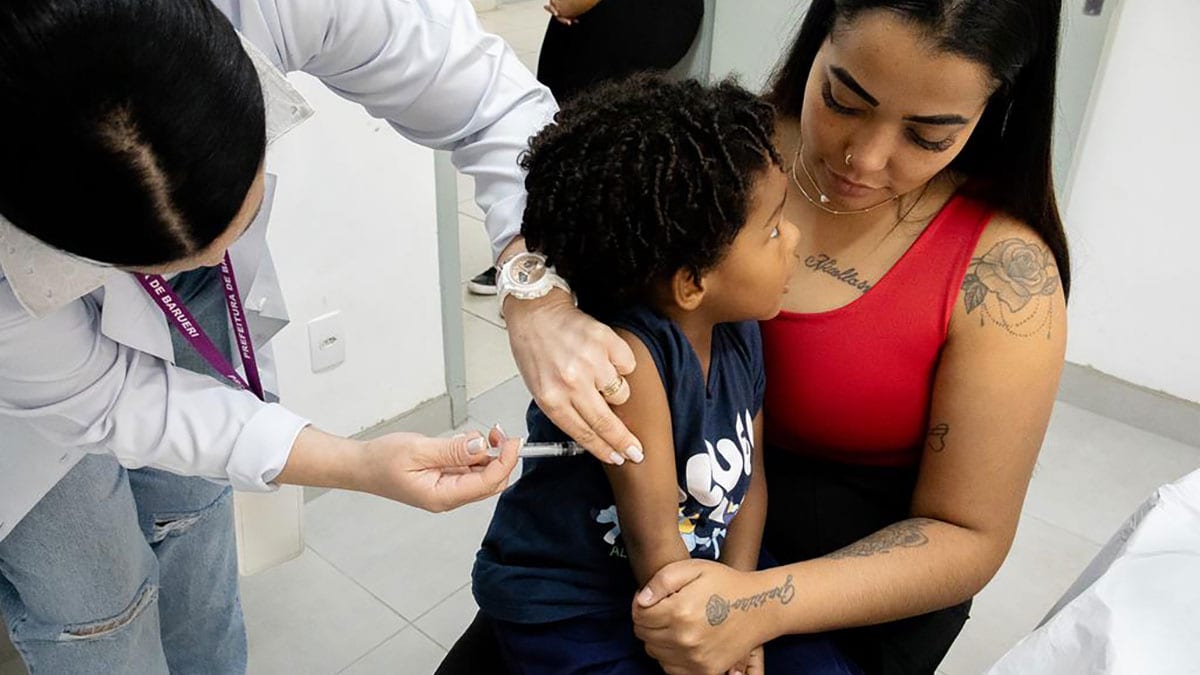 Barueri promove vacinação gratuita em 16 escolas municipais neste sábado (17)