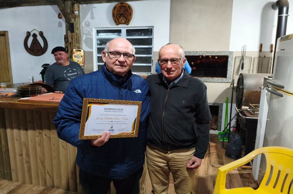 Bolzan Júnior entrega certificado a homenageado da Semana Farroupilha de Osório