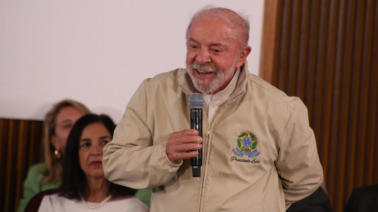 Lula sanciona fim da ‘taxa das blusinhas’ e compras de até US$ 50 voltam a ter imposto de importação zerado