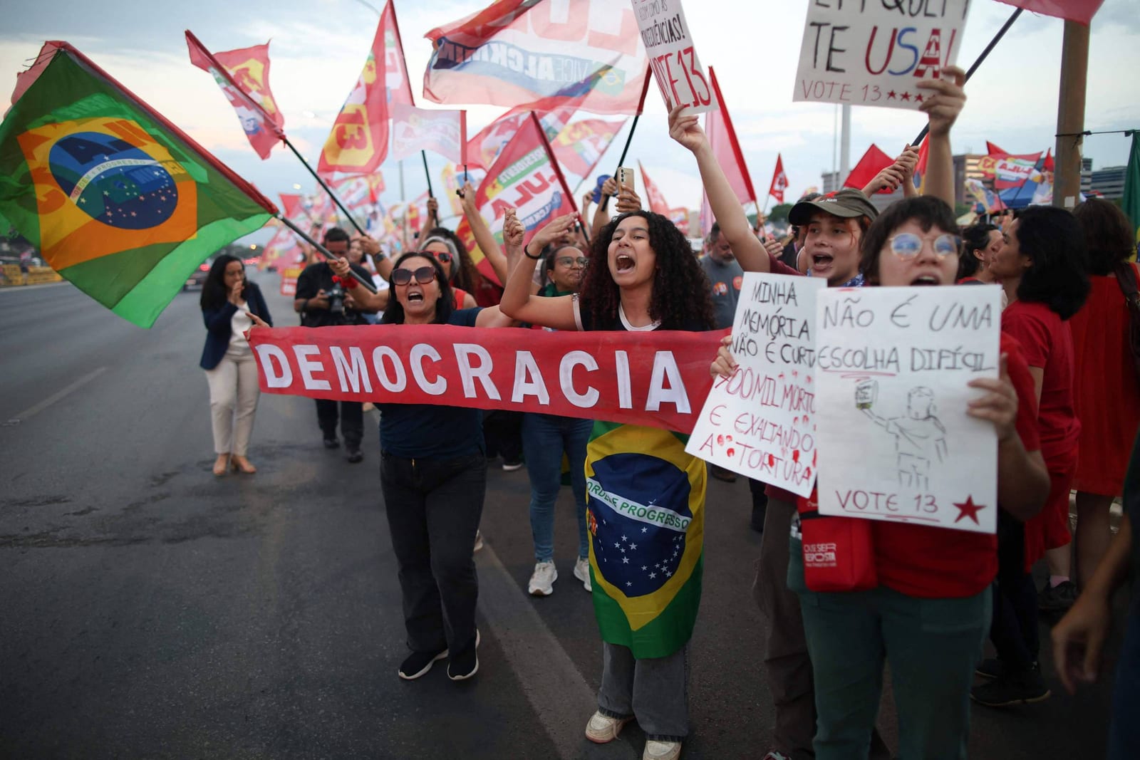 Atos pró-reeleição de Lula reúnem apoiadores em 11 capitais