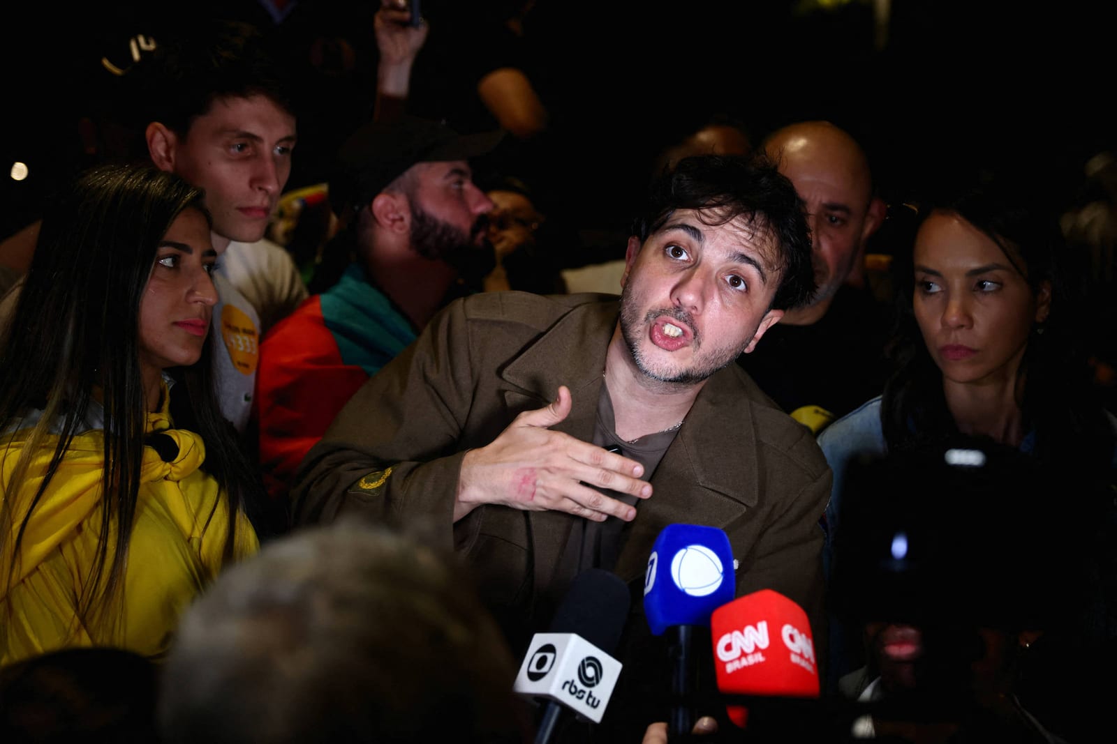Renan Santos chama Flávio Bolsonaro para debate e condiciona apoio