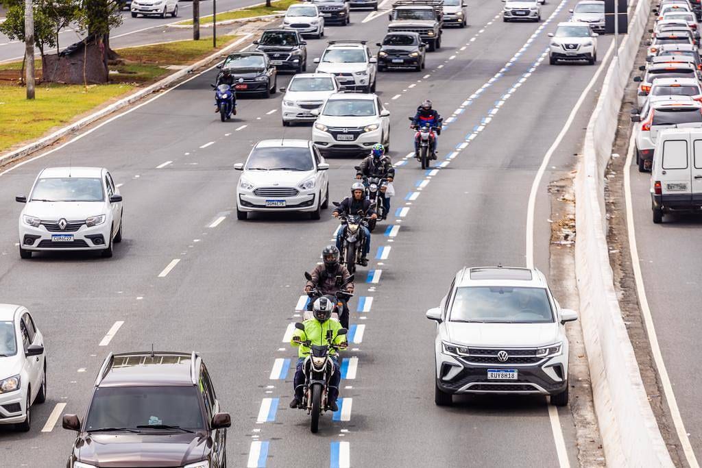 Gestão de Ricardo Nunes pede aval para criar 84 km de faixas azuis para motos