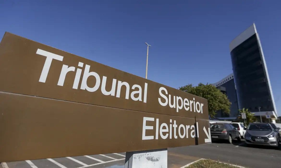 Lula pede ao TSE cassação e inelegibilidade de Flávio por 8 anos