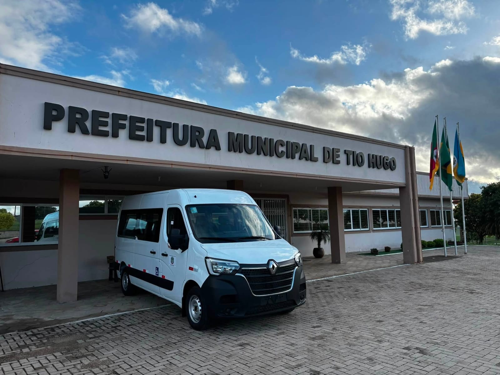 Tio Hugo compra van 0km de 16 lugares para transporte de pacientes