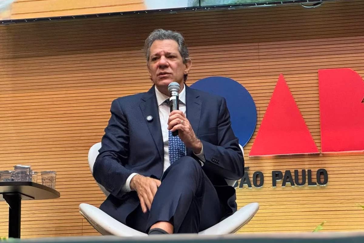 Haddad diz que policiais com fuzis abordaram carro de sua campanha na porta de casa