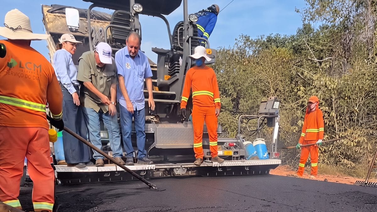 Omar Aziz visita obras da BR-319 e admite demora no asfaltamento