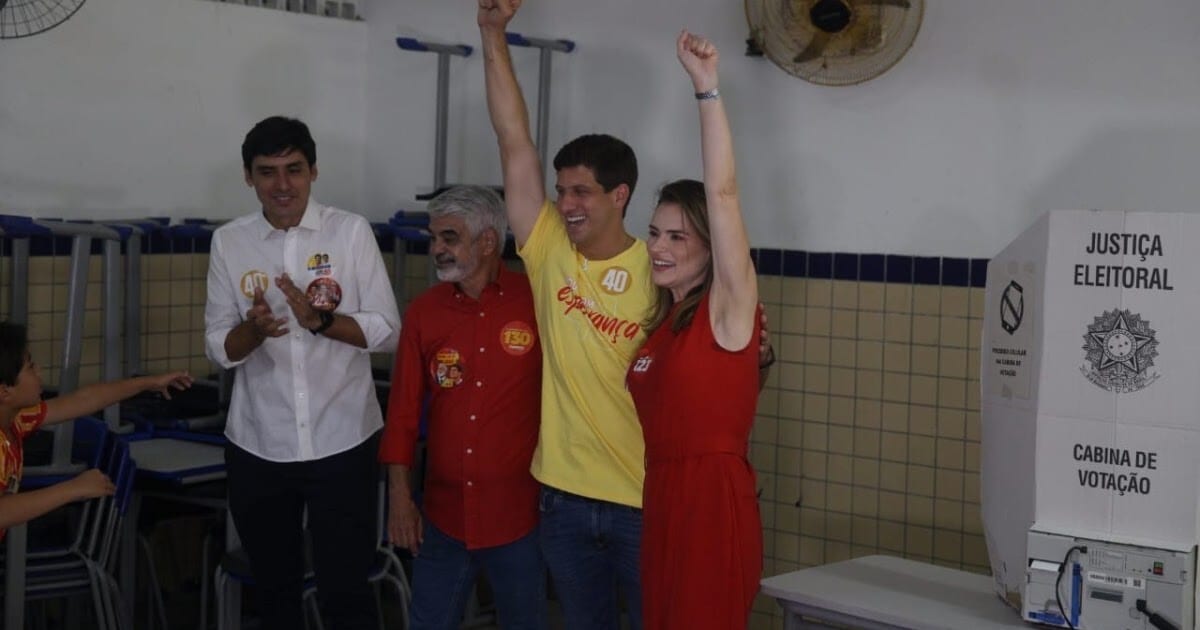 João Campos vota no Recife, agradece apoio dos pernambucanos e demonstra confiança na vitória