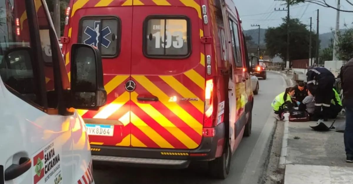 Colisão entre carro e moto deixa mulher ferida no bairro Vargem Pinheiros, em Santo Amaro da Imperatriz