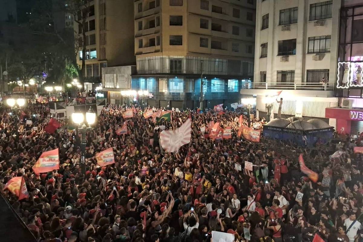 Estudantes fazem manifestação por Lula e contra Flávio e Moro em Curitiba