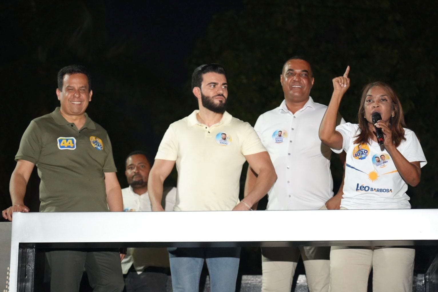 Léo Barbosa participa de adesivaço em Dianópolis e fortalece mobilização política na região Sudeste