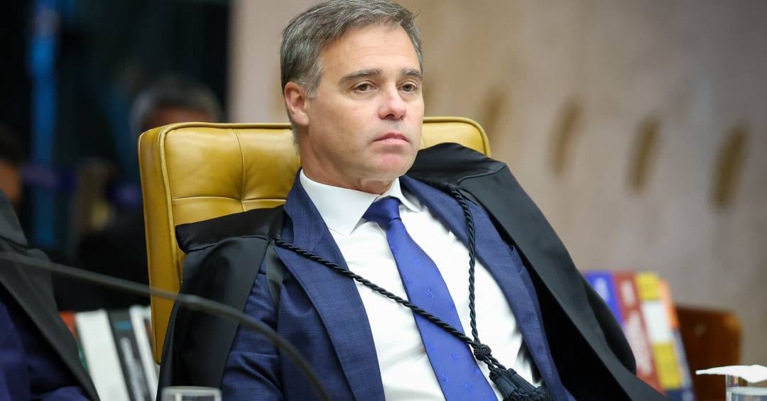 Lula usa ministros para tentar atrair André Mendonça para a política