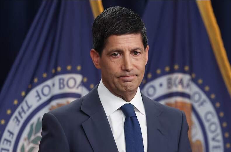 Presidente do FED, o banco central dos Estados Unidos, diz que a inflação no país está alta demais e sugere aumentar as