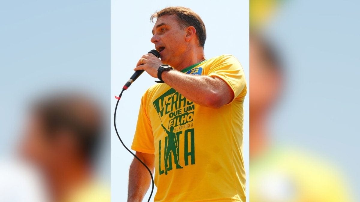 Flávio diz que vai receber faixa presidencial de Jair Bolsonaro