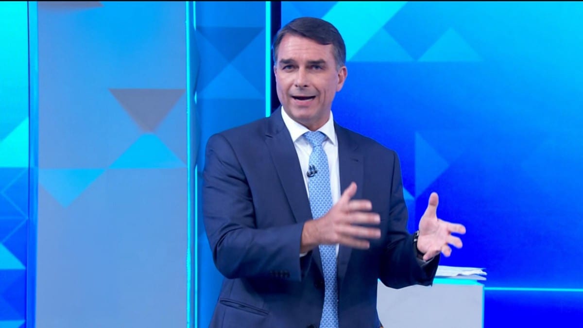 Flávio segue sugestão de Nikolas e encerra debate na Globo pedindo que população 'reze um pai-nosso'