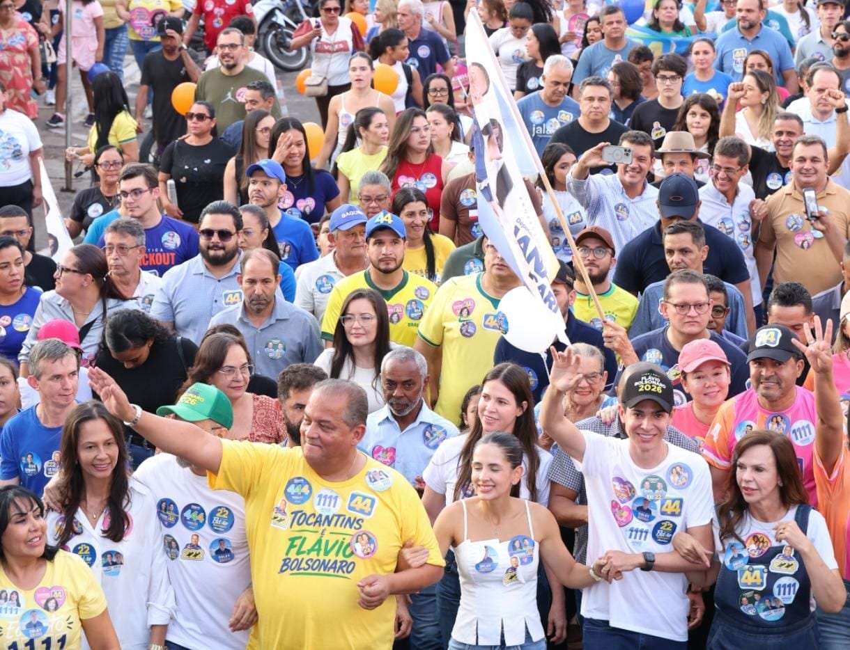 Eduardo Gomes participa de caminhada que reuniu multidão em Paraíso