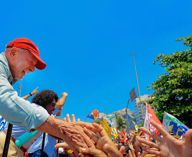 Lula vence eleição; Flávio foge para os Estados Unidos