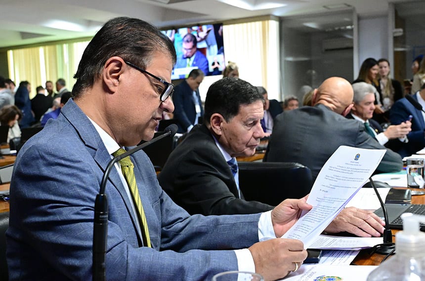 CAE aprova transição de 3 anos para novo piso de médicos e dentistas