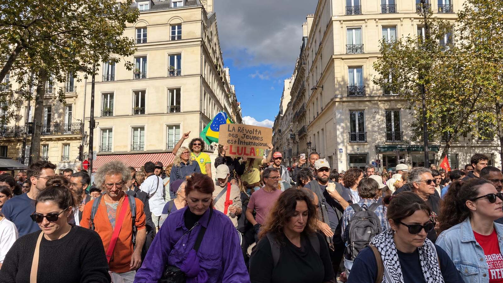 Brasileiros ocupam Praça da República em Paris por Lula