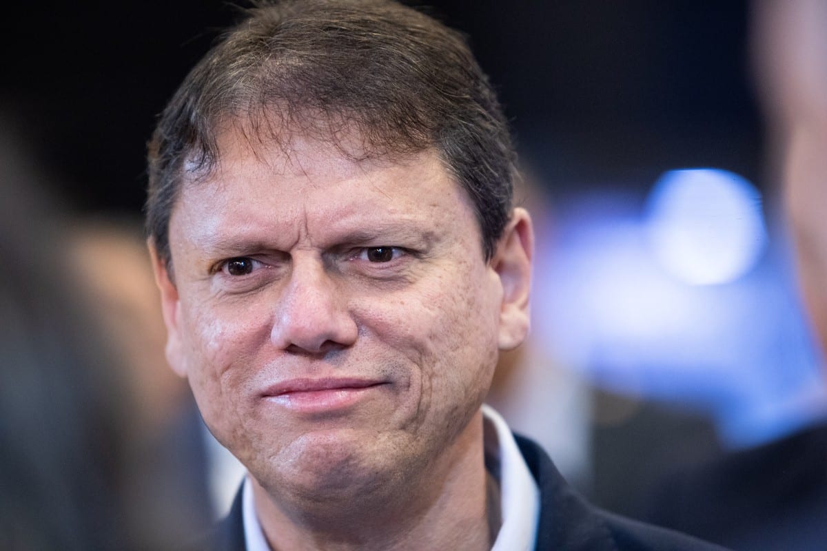 Tarcísio diz que eleitor deve repetir voto em Flávio Bolsonaro 'por mudança' no segundo turno