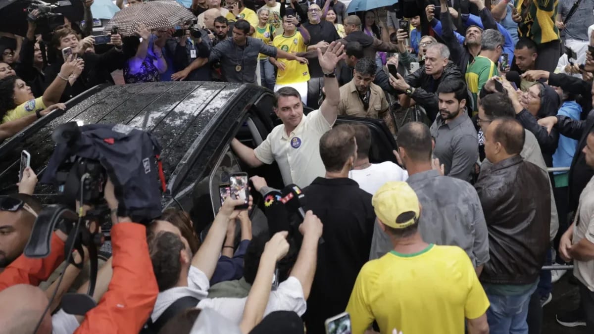 Flávio Bolsonaro vota no Rio de Janeiro e clama por mudança nas eleições
