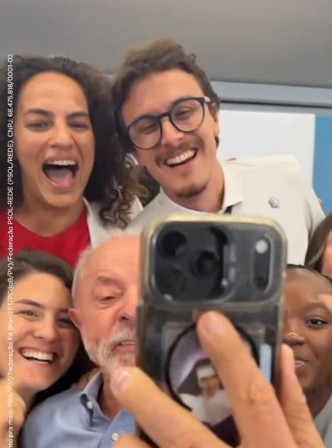 Lula vira “influencer” e aposta no estilo selfie para tentar virar o jogo