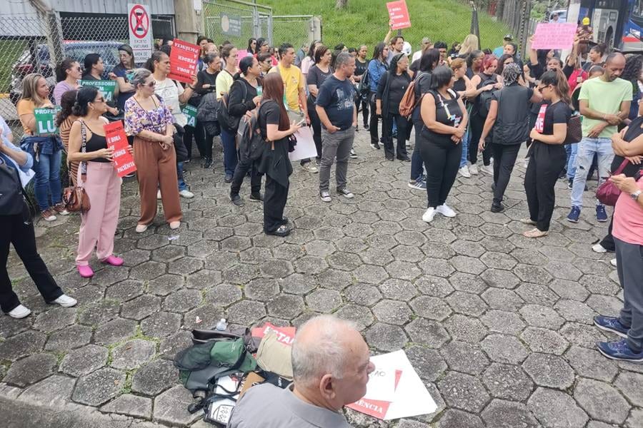 Servidores de Taboão protestam contra troca do vale-alimentação por cesta básica