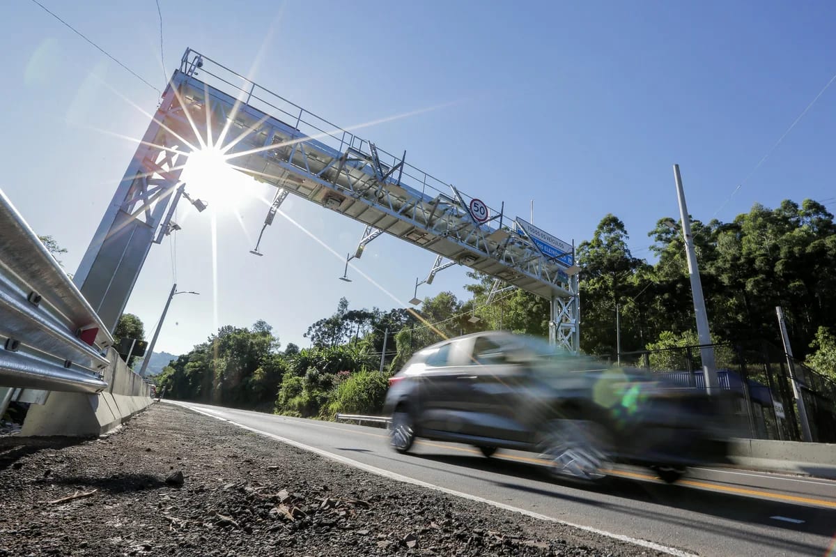 Governo do RS abre sistema para reembolso de multas do free flow; veja prazos e como funciona