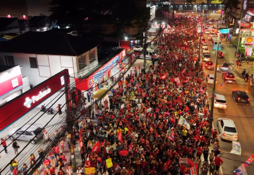 Moradores ocupam Campo Grande em defesa de Lula e contra o bolsonarismo no Rio