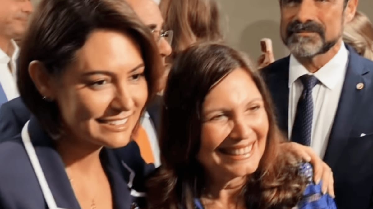 Michelle Bolsonaro e Bia Kicis farão lives semanais até as eleições