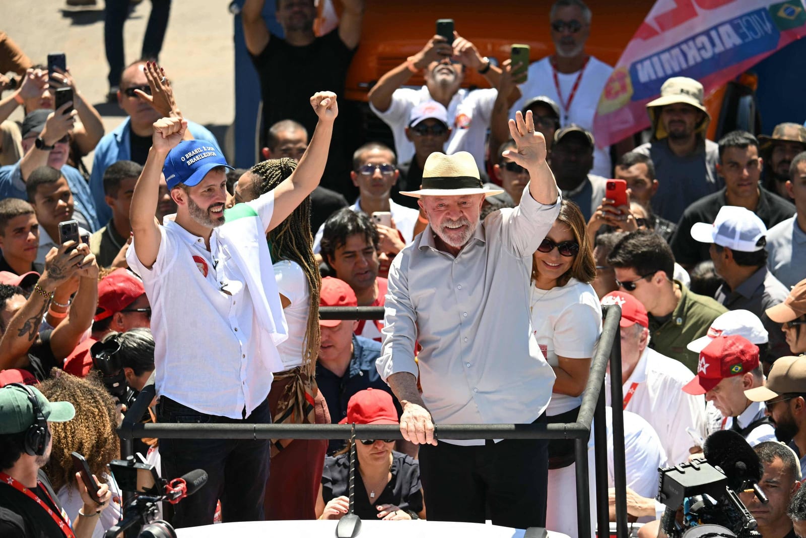 Em primeiro ato do 2º turno, Lula cita fascismo, 'assassinos' da pandemia e Master para atacar Flávio