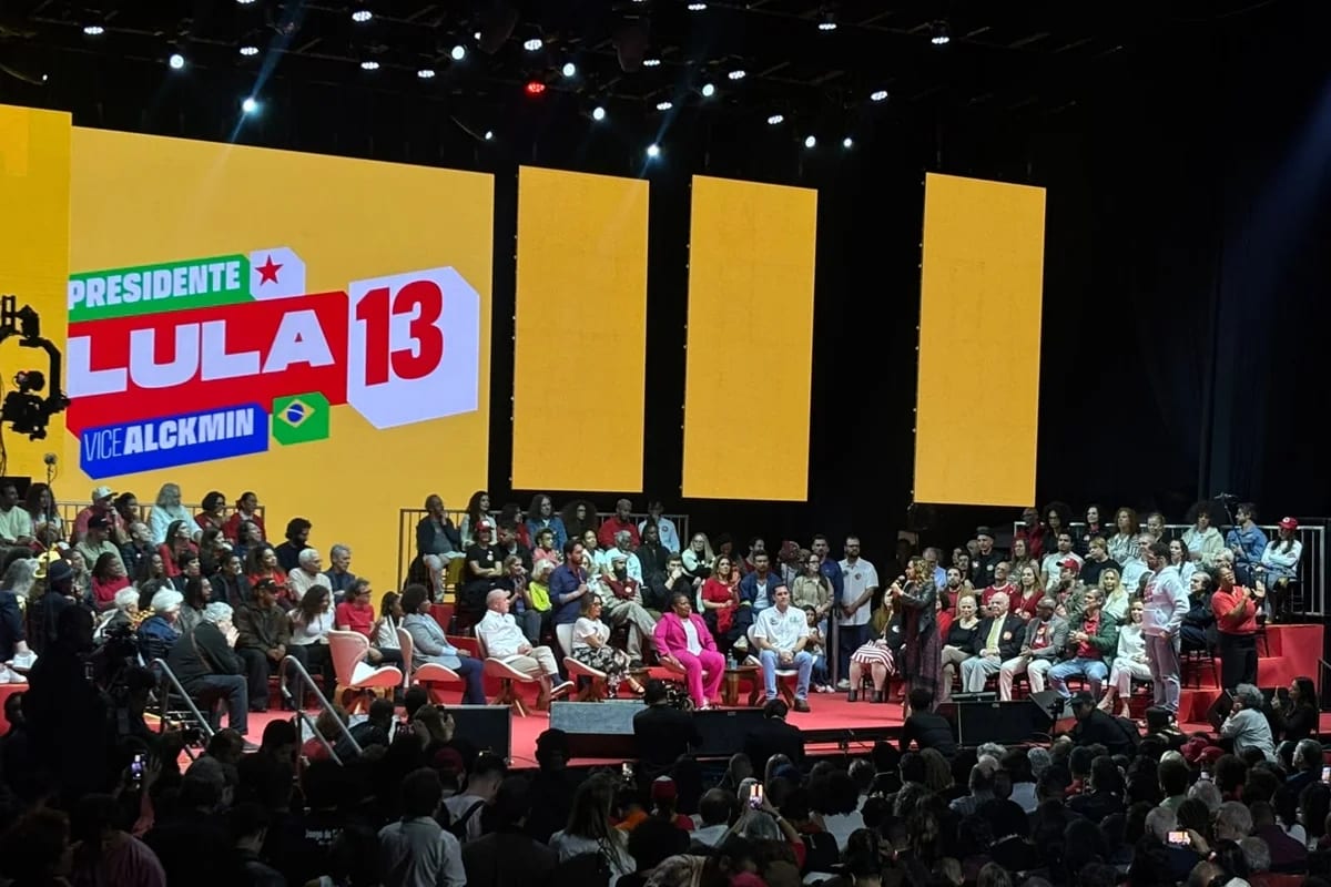Lula reúne cerca de 100 artistas em ato 'Cultura com Lula' na Fundição Progresso
