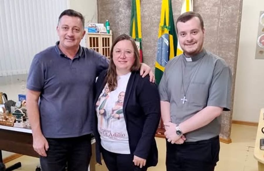 Prefeito Arlei Tomazoni recebe visita do Padre Fernando Zanatta