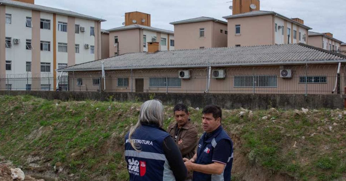 Obras no Rio Araújo, São José: máquinas já trabalham para abrir espaço para 6 milhões de litros de água
