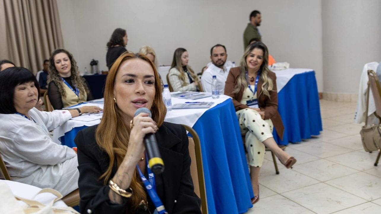 Letícia Auriani participa da Escola de Primeiras-Damas em Águas de Lindóia