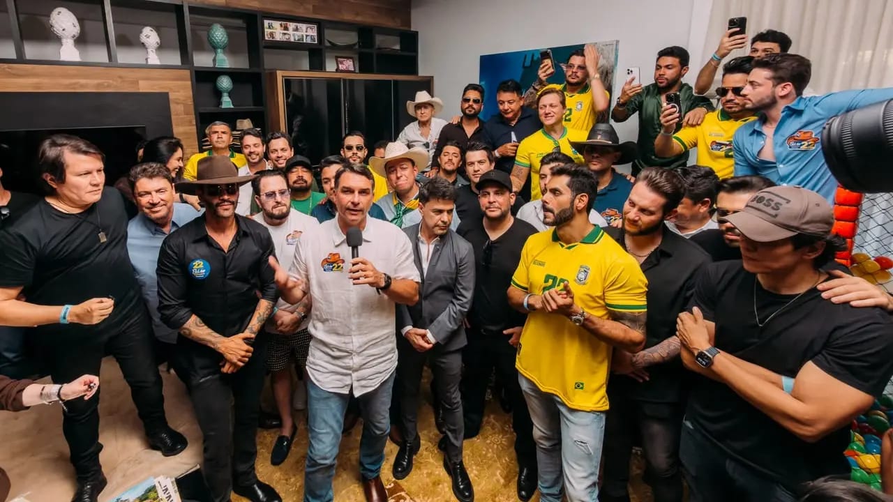 Flávio Bolsonaro reúne sertanejos em Nerópolis: "Tá todo mundo apoiando a mudança"