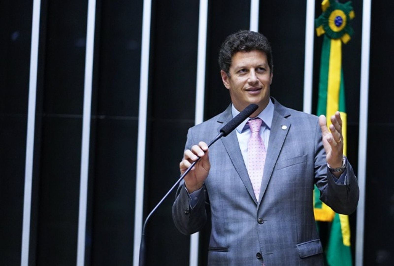 Salles diz ser contra fim da escala 6 X 1 e chama proposta de “eleitoreira”